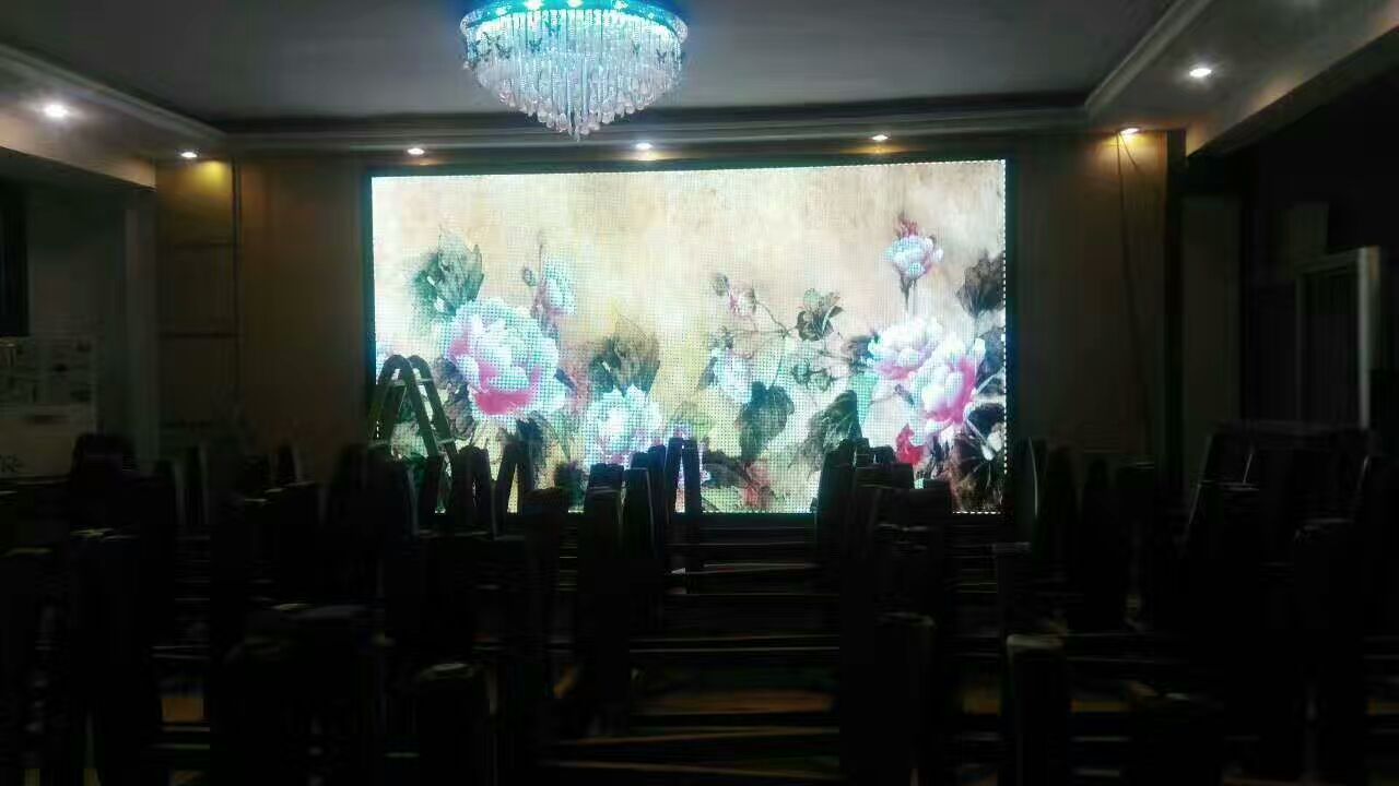 青州市区酒店舞台P5全彩显示屏点亮
